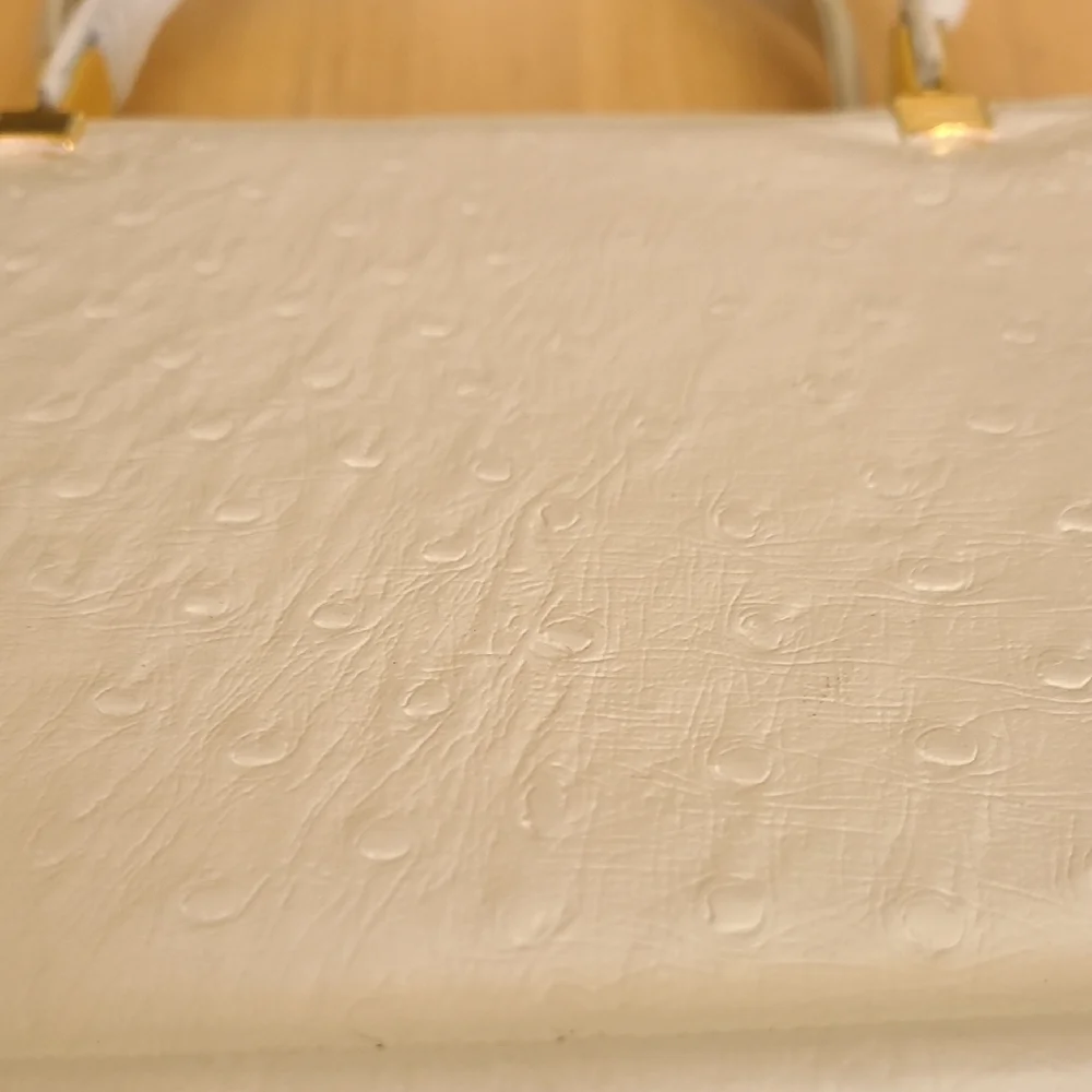 Elegant White Handbag - Picture 7 of 7